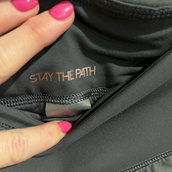 Calia by Carrie Underwood Kick It Up Performance Shorts~Size XL~Side Slit NWT - Picture 7 of 8